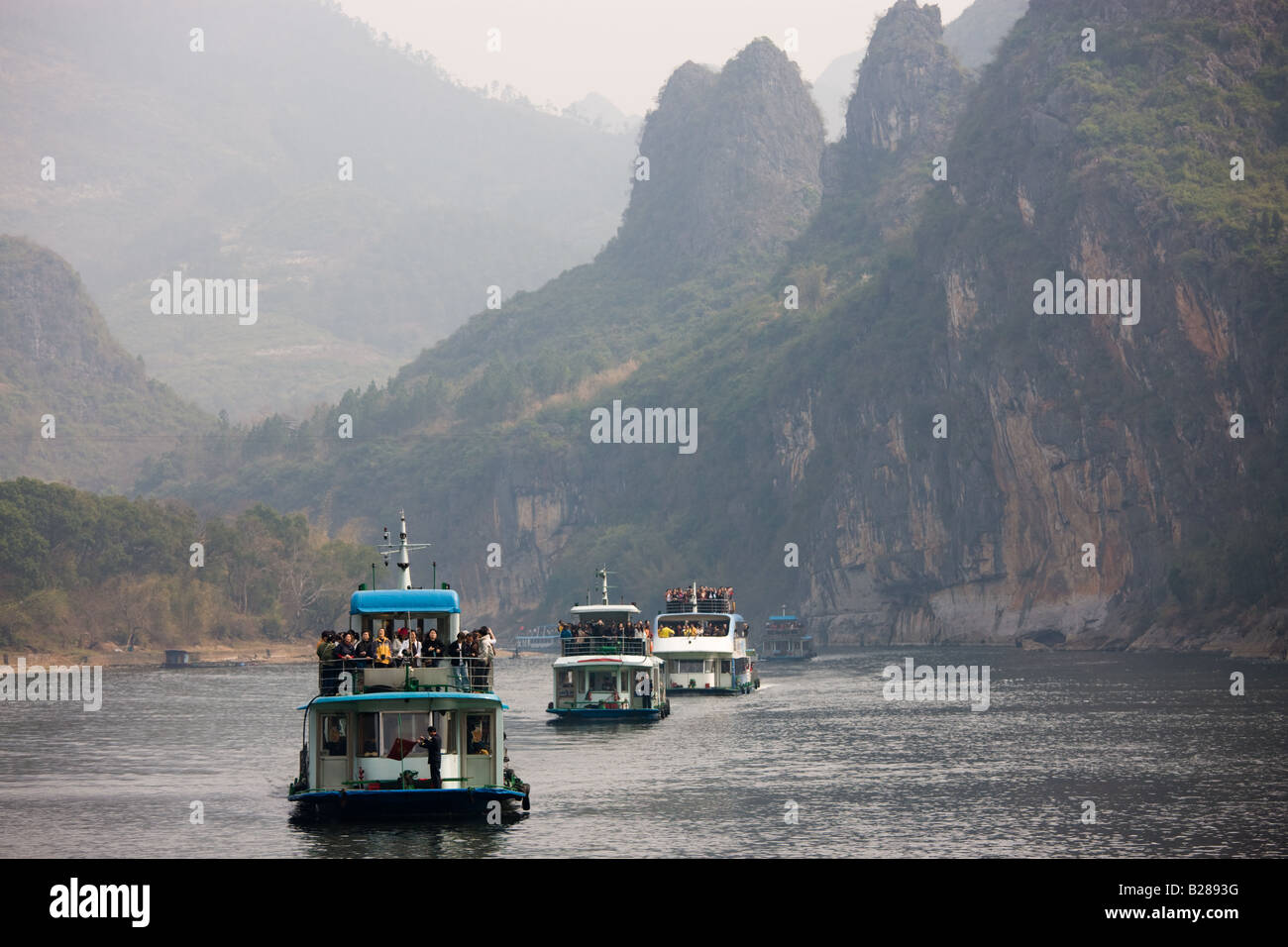 Ausflugsboote fahren entlang Li-Fluss zwischen Guilin und Yangshuo China Stockfoto