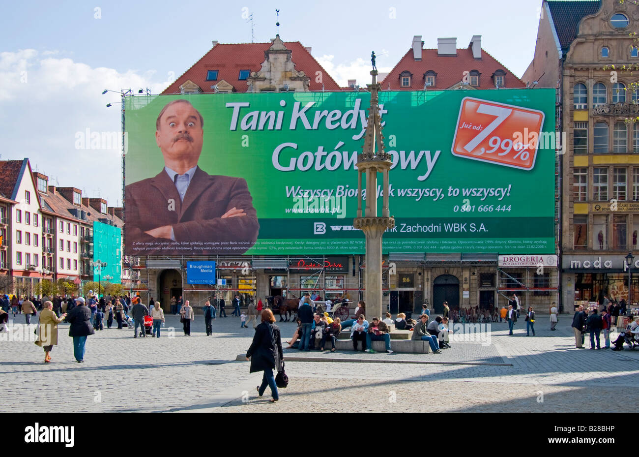 Breslau, Schlesien, Polen. Große Anzeige für Bank Zachodni in dem Rynek (Marktplatz) mit John Cleese Stockfoto
