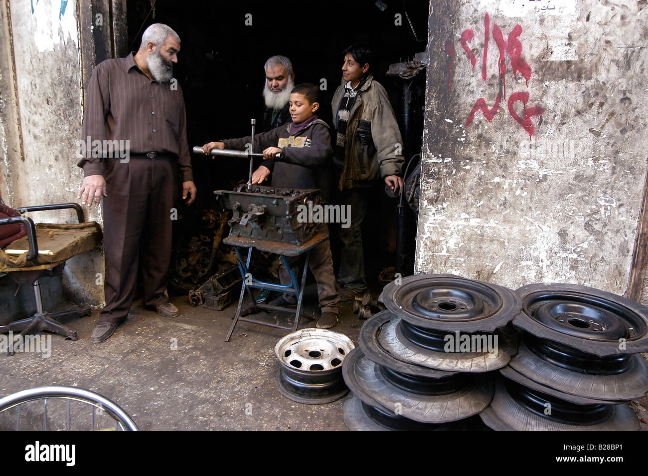 13 Jahre alte Ahmed arbeitet jeden Tag im Auto Reparatur statt, seine blinde Mutter zu unterstützen. Er verließ die Schule Stockfoto