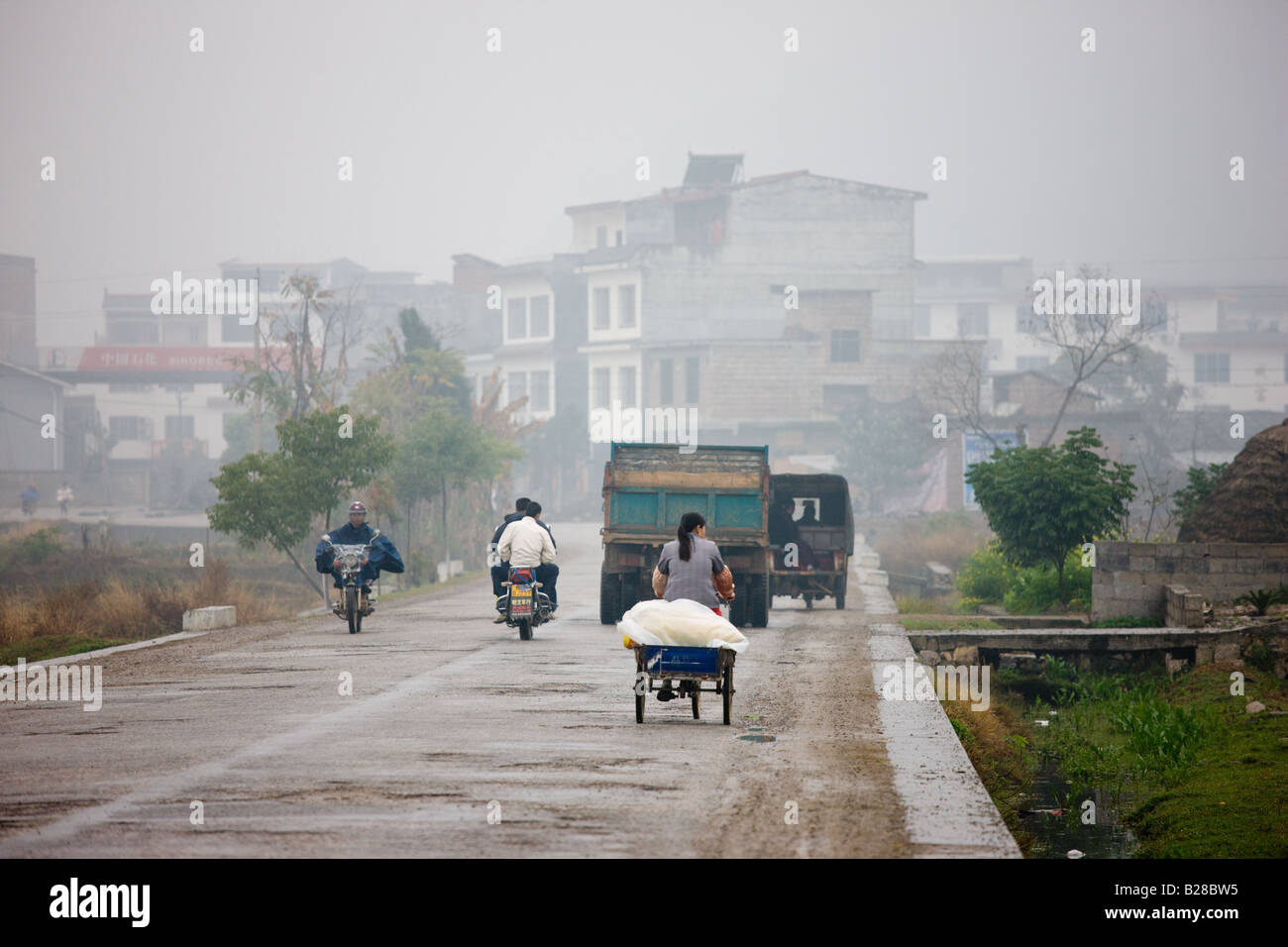 Reisende auf dem Weg nach Fuli Xingping China Stockfoto