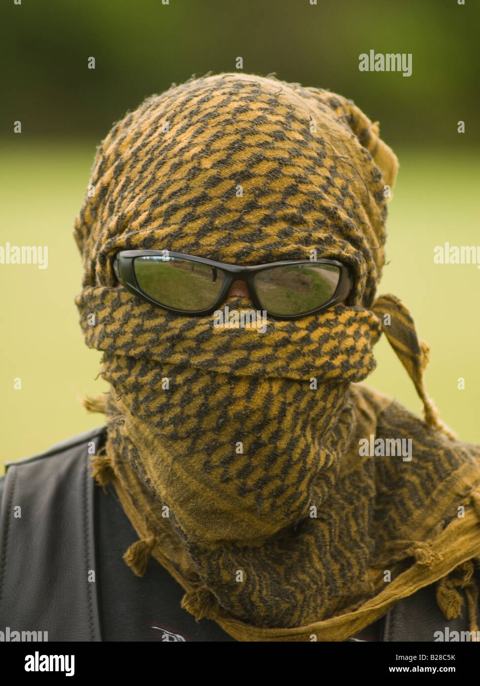 Arabische Shemagh Kiffiyeh Maske und Sonnenbrille Stockfoto
