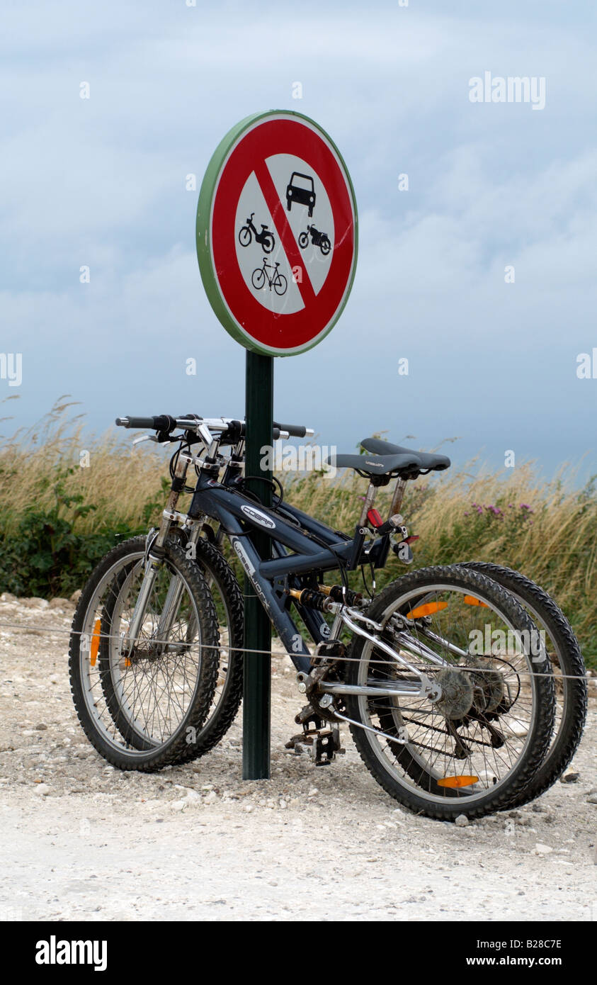 Roadsign Fahrverbot und zwei Fahrräder gesperrt, um die post Stockfoto