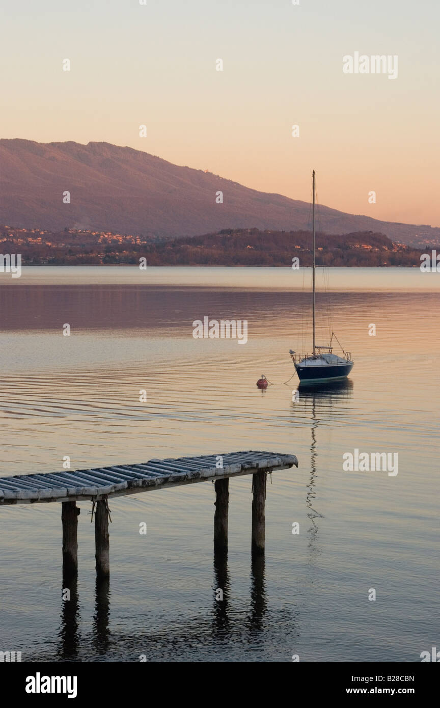 ein Blick auf den Lago Maggiore von der Stadt von Belgirate bei Sonnenuntergang Piemont Italien Stockfoto