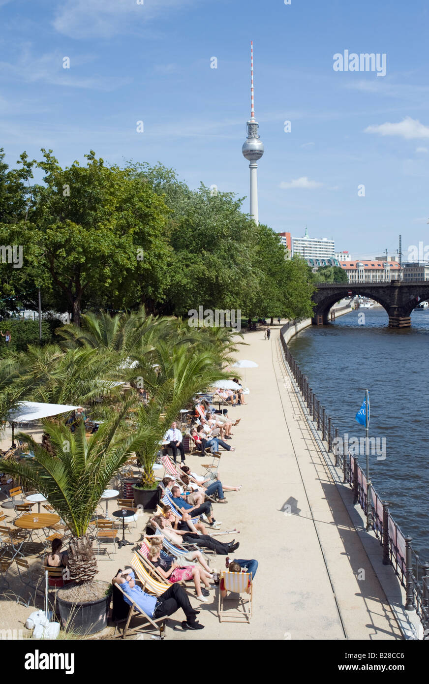 Sommercafé am Fluss Spree Fluss in central Berlin Deutschland 2008 Stockfoto