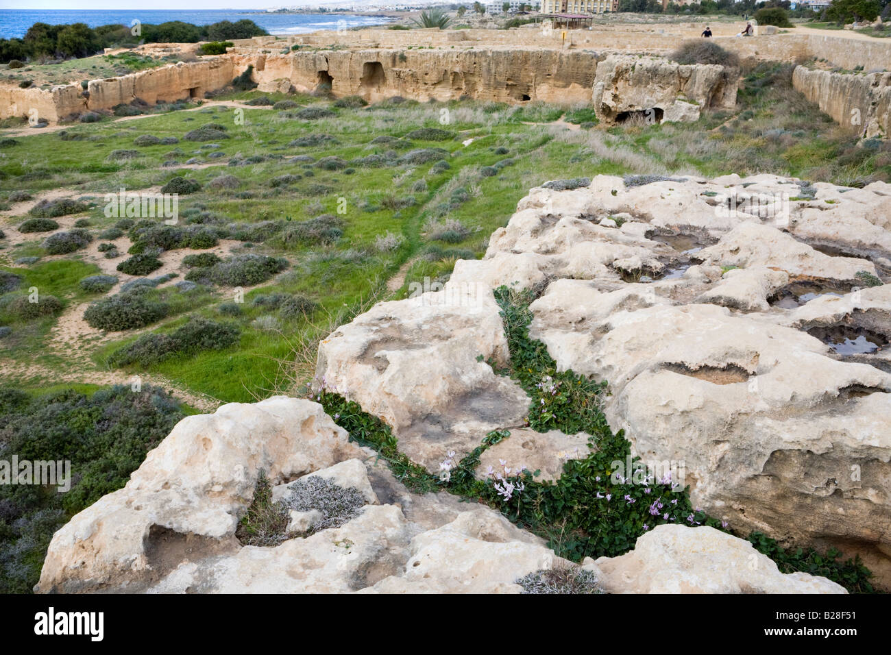 Einige der vielen Felsen geschnitten Gräber in die UNESCO-Weltkulturerbe die Königsgräber, Pafos, Zypern Stockfoto