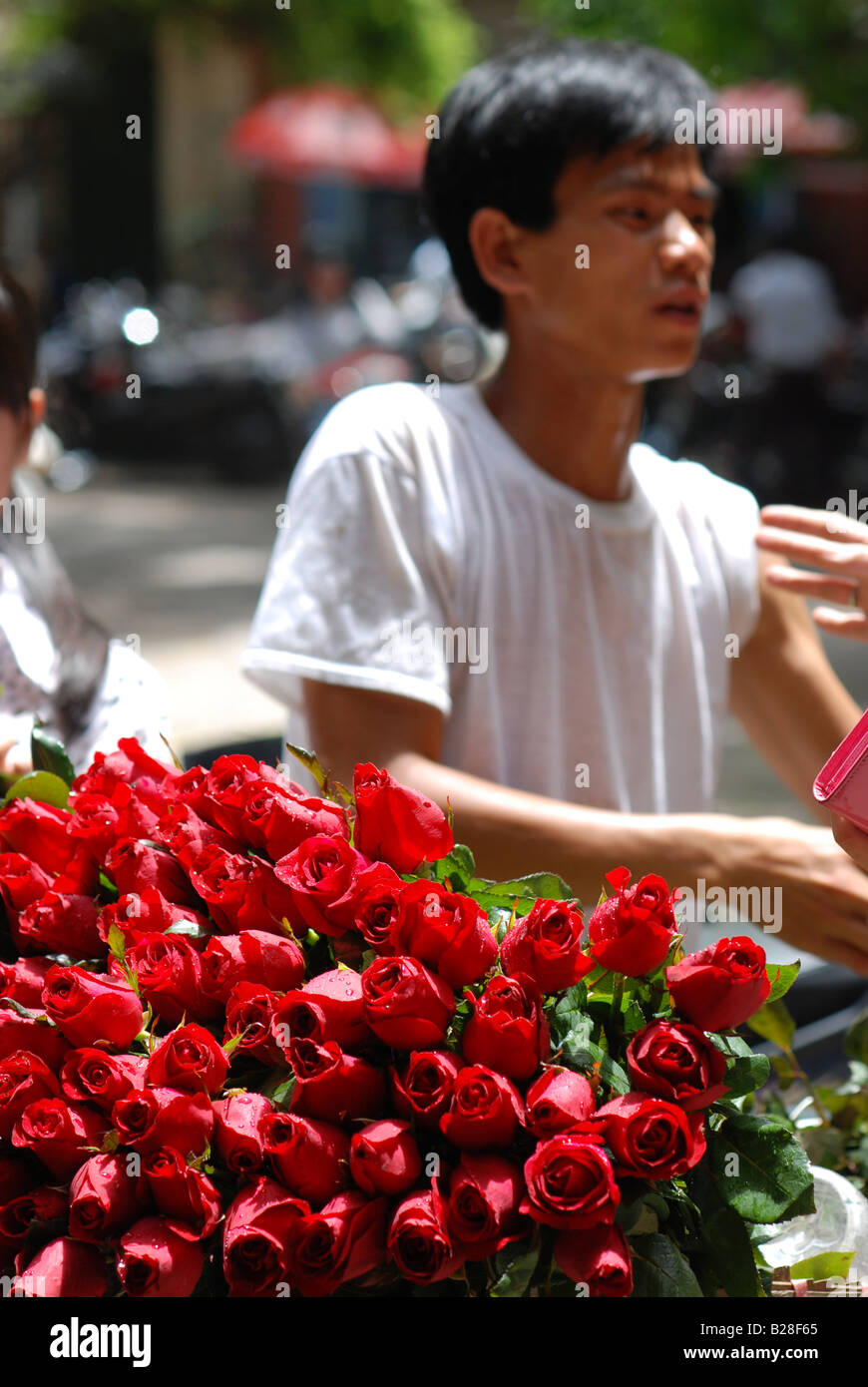 Straßenhändler verkaufen Rosen in Hanoi Vietnam Stockfoto