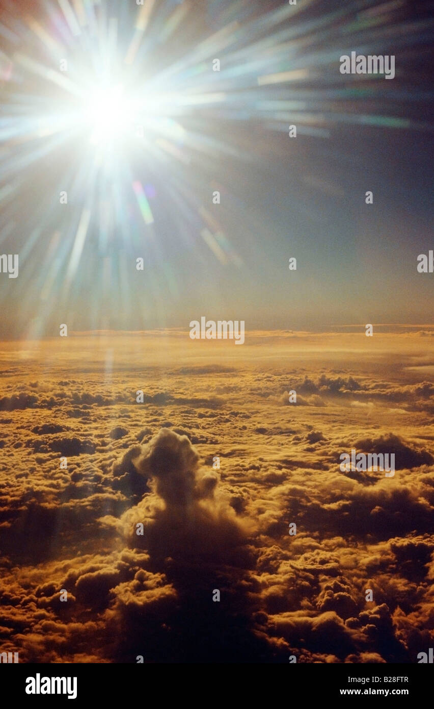 Eine Luftaufnahme der blendenden Sonne oben geschichtet und Luž Wolkenformationen Stockfoto