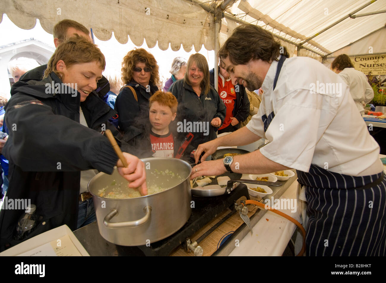 Menschen Sie beobachten Chef Stephen Terry Kochen Demonstration Cardigan Bay Seafood Festival Aberaeron Wales UK Stockfoto