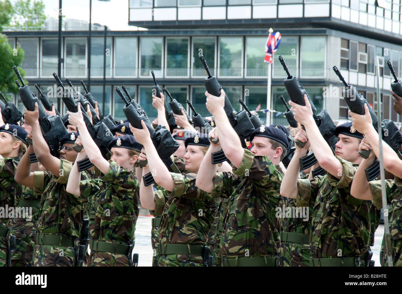 Mitglieder der britischen territoriale Armee auf der Parade wie sie die Freiheit der Stadt Southampton erhalten Stockfoto