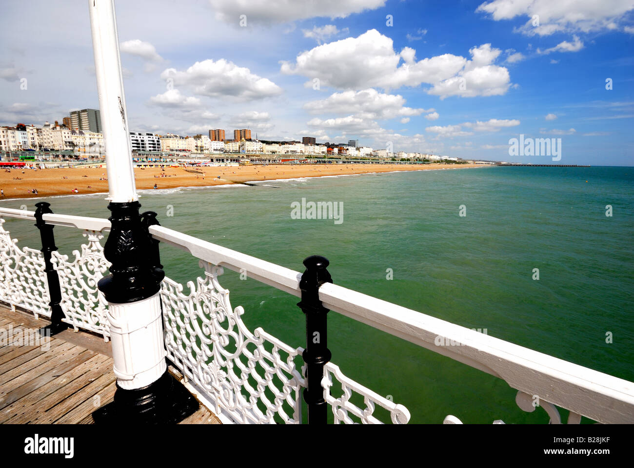Brighton Seafront im Sommer in Richtung Kemp Town UK suchen Stockfoto