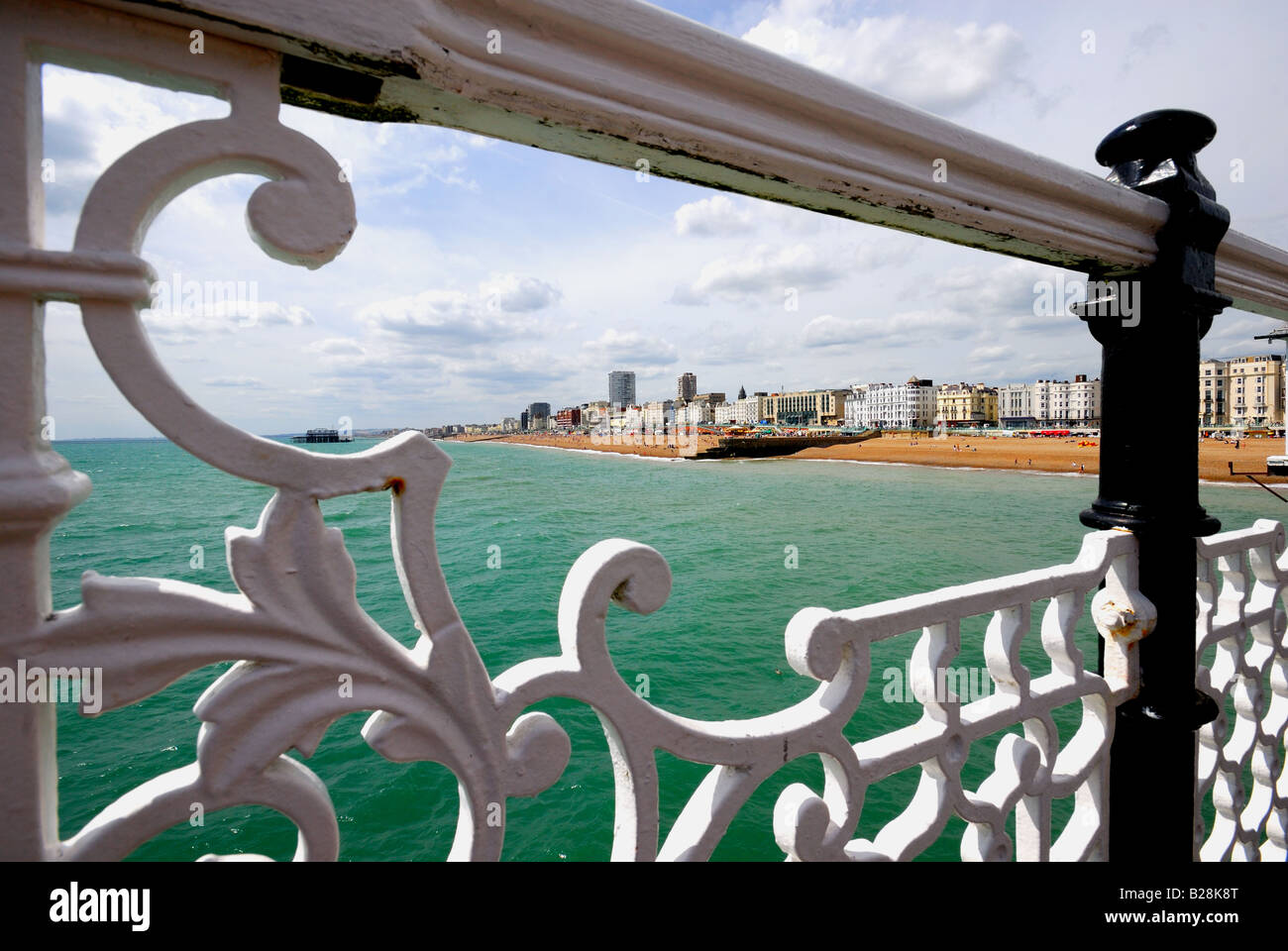 Brighton Seafront im Sommer in Richtung Stadtzentrum East Sussex England UK suchen Stockfoto