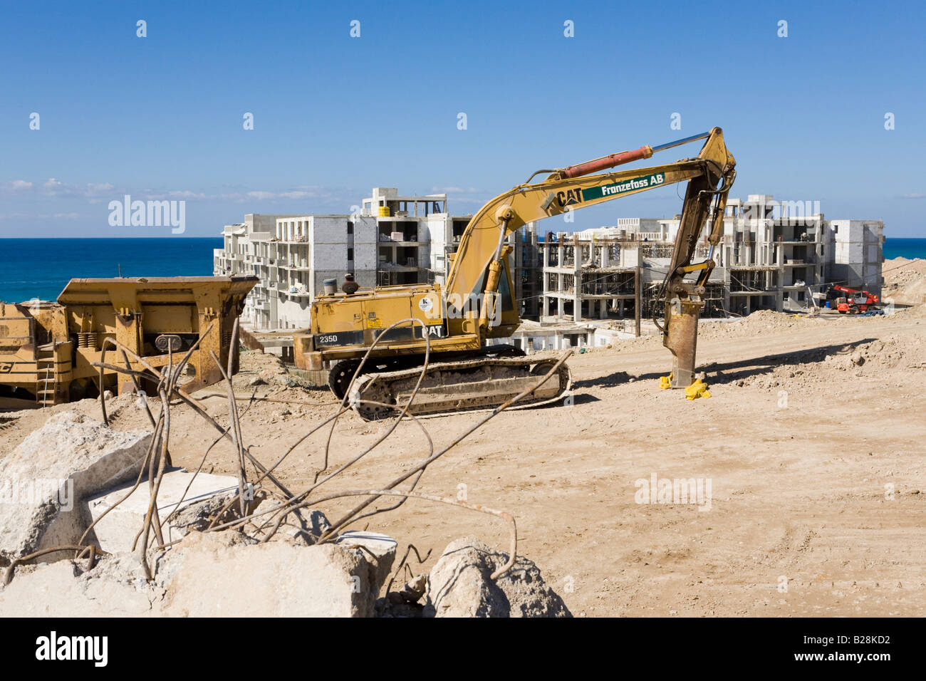 Ein neues Hotel im Bau neben dem Mittelmeer bei Pafos, Zypern Stockfoto