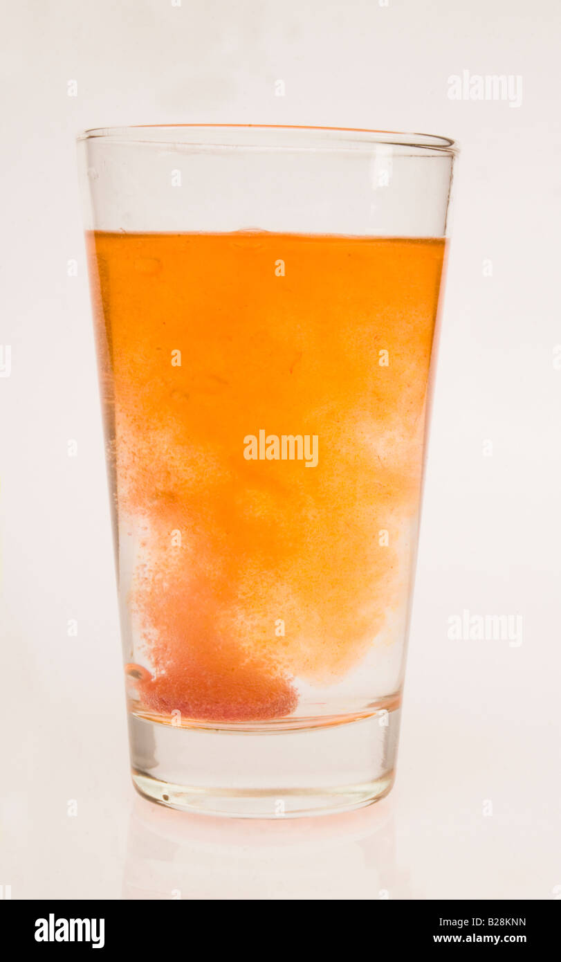 Fizzy Vitamin Tablette in Glas Berocca Stockfoto