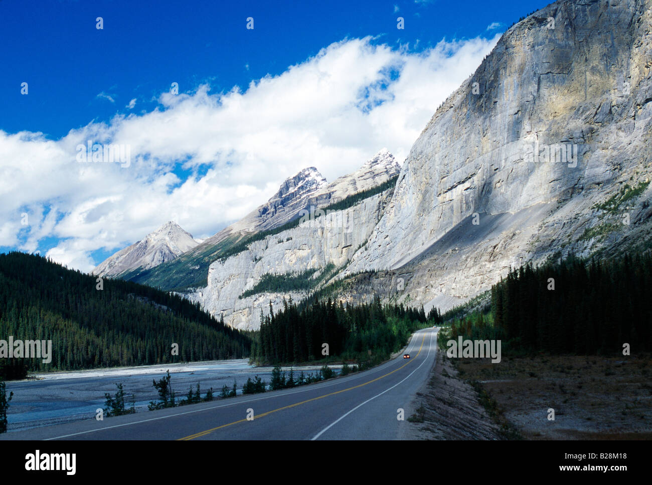 Route 93 nördlich von Lake Louise, Banff Nationalpark, Alberta, Kanada Stockfoto