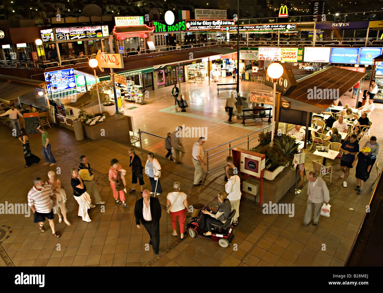 Touristen im Einkaufszentrum bei Nacht Puerto Rico Gran Canaria Spanien Stockfoto