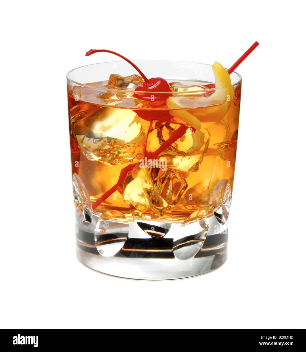 Cocktail Drink mit Zitrone Twist, Eis, rote Stroh und eine rote Kirsche. Stockfoto