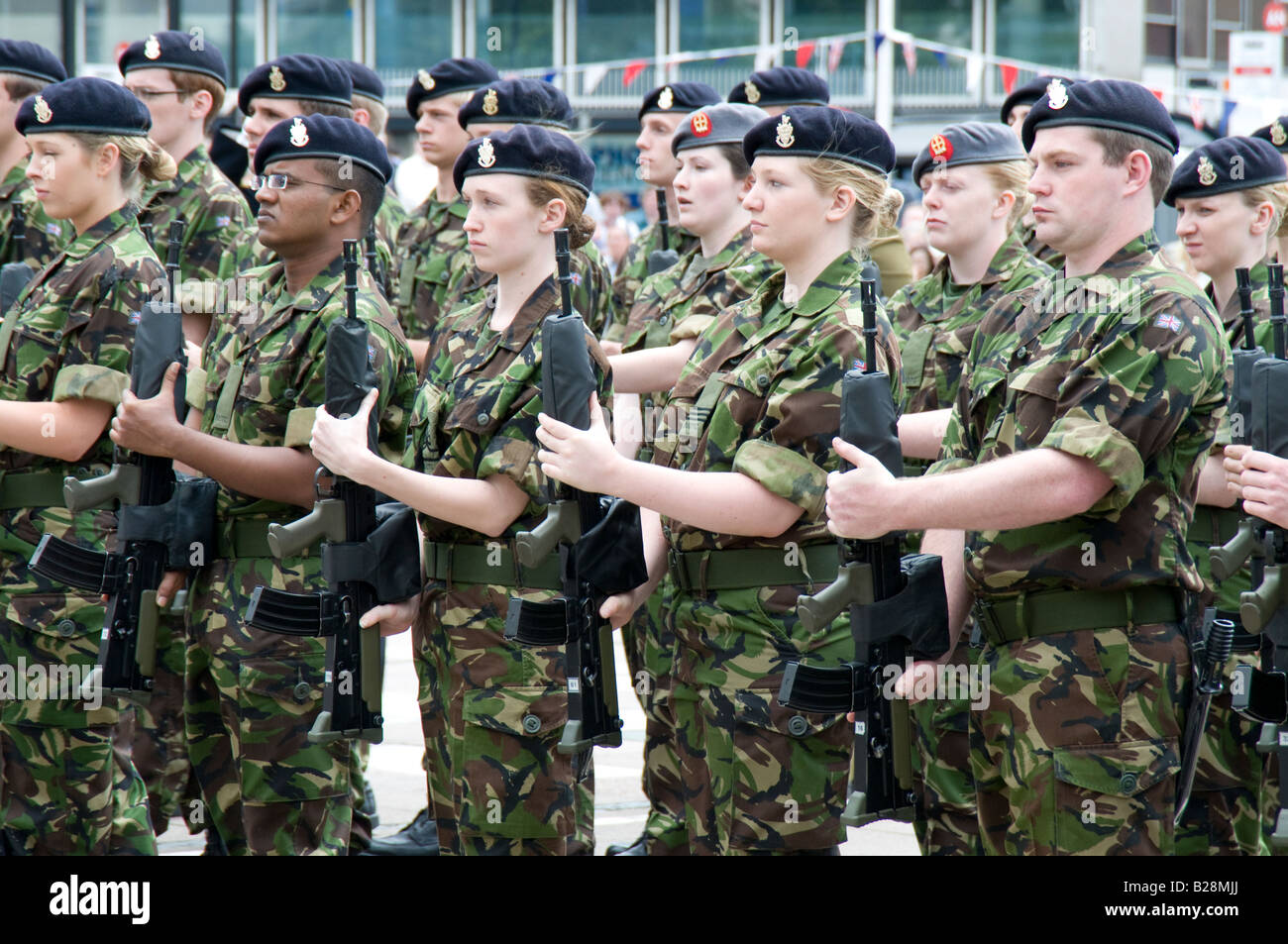 Mitglieder der britischen territoriale Armee auf der Parade wie sie die Freiheit der Stadt Southampton erhalten Stockfoto