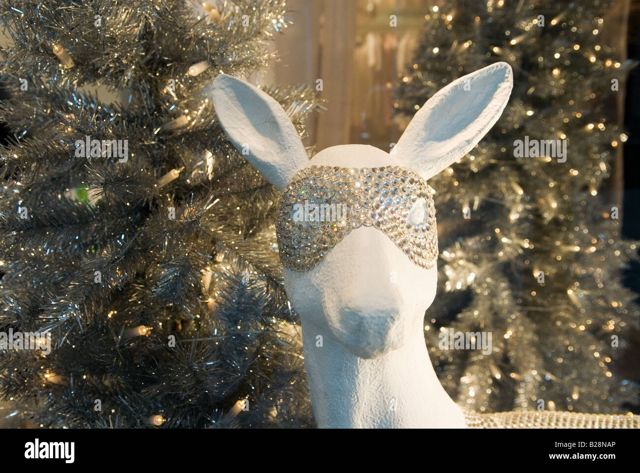 Abbildung eines weißen Hirsche tragen beschlagene Maske extravagante Weihnachten Dekoration im Schaufenster in Düsseldorf, Deutschland Stockfoto