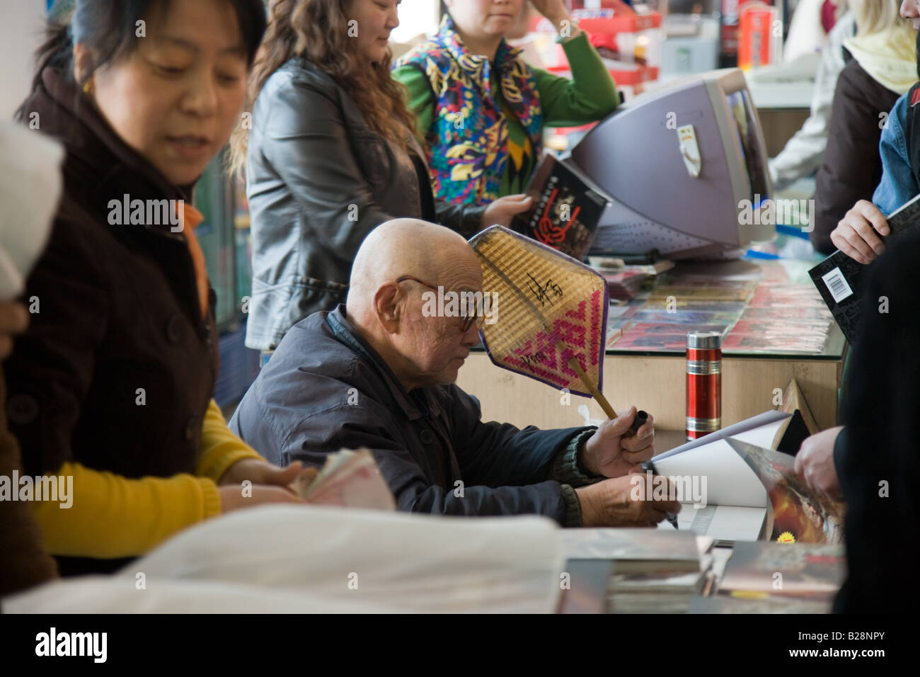 Herr Yang Peiyan der Bauer, die Terrakotta-Krieger-Zeichen gefunden, Bücher in der Geschenkeshop Qin Museum Xian Stockfoto