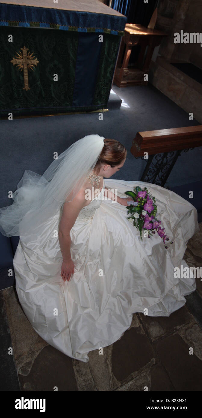 Braut sitzt am verändern Stockfoto