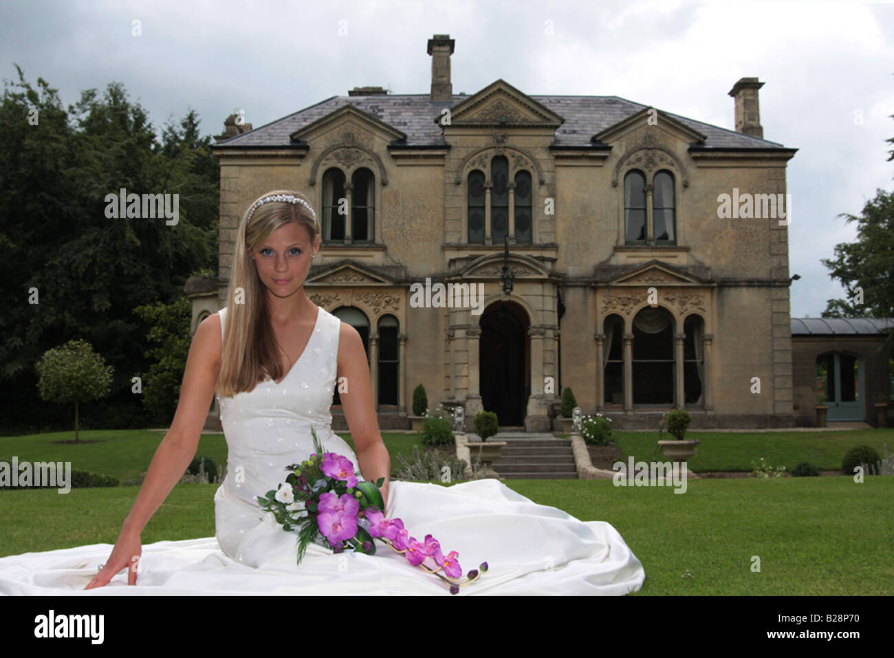 Braut außerhalb Landhaus Stockfoto