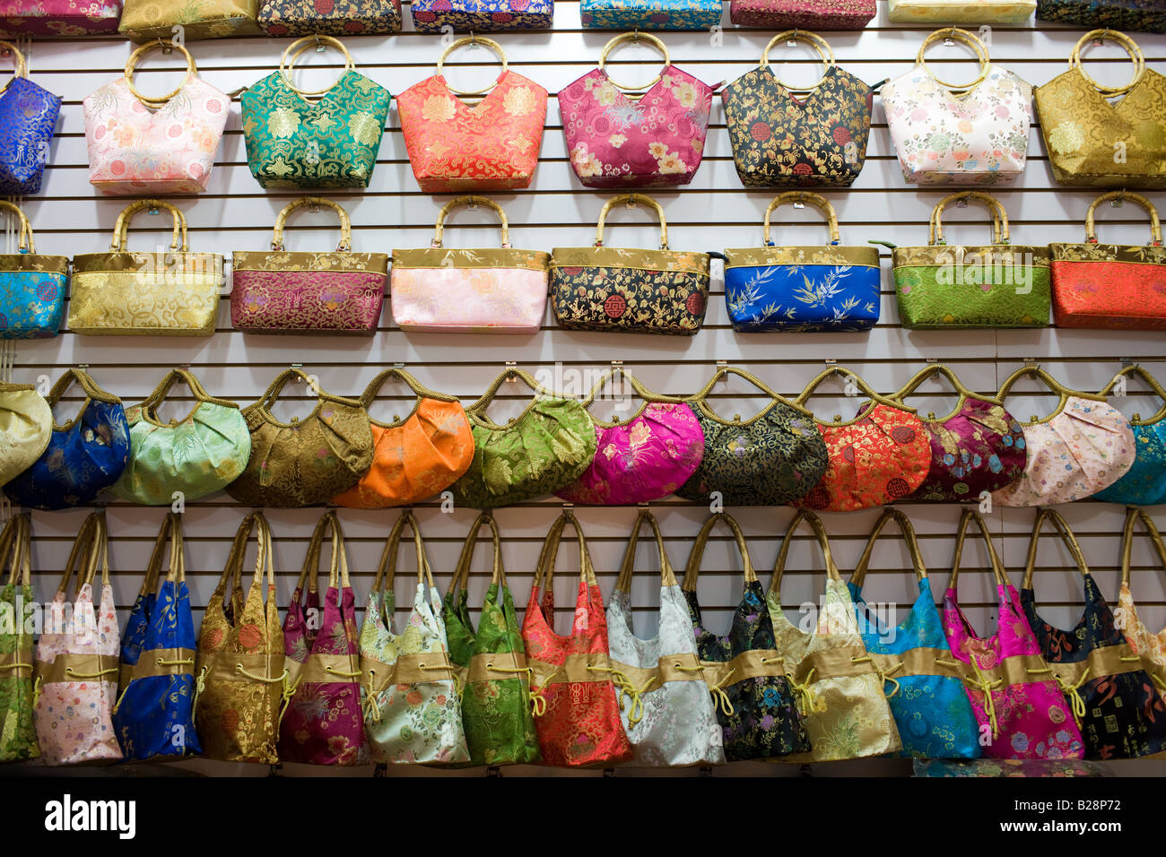 Handtaschen für den Verkauf am Marktstand im moslemischen Viertel von Xian China Stockfoto
