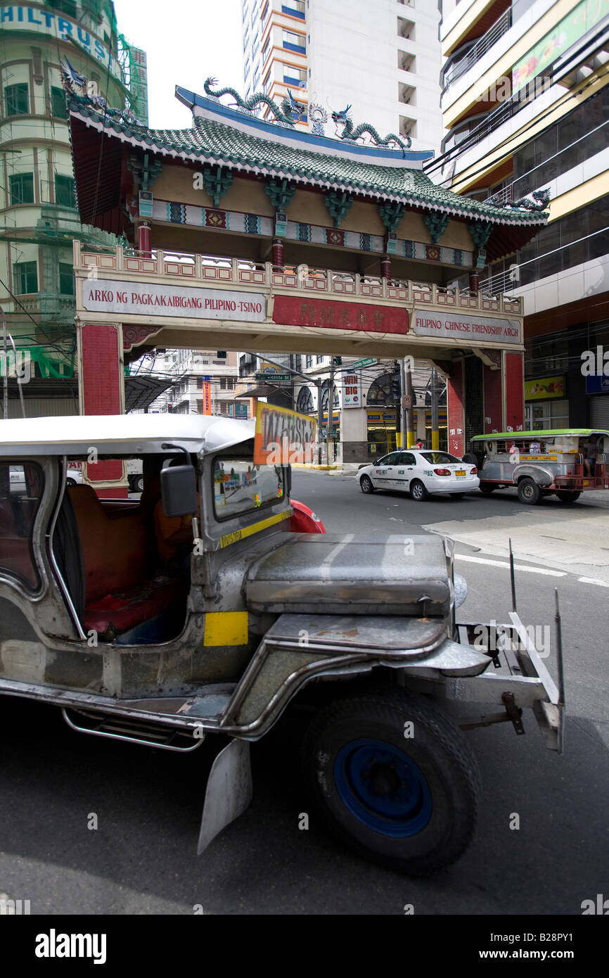 Verkehr geht durch die Filipino-Chinesische Freundschaft Bogen in China Town Bezirk von Manila, Philippinen. Stockfoto