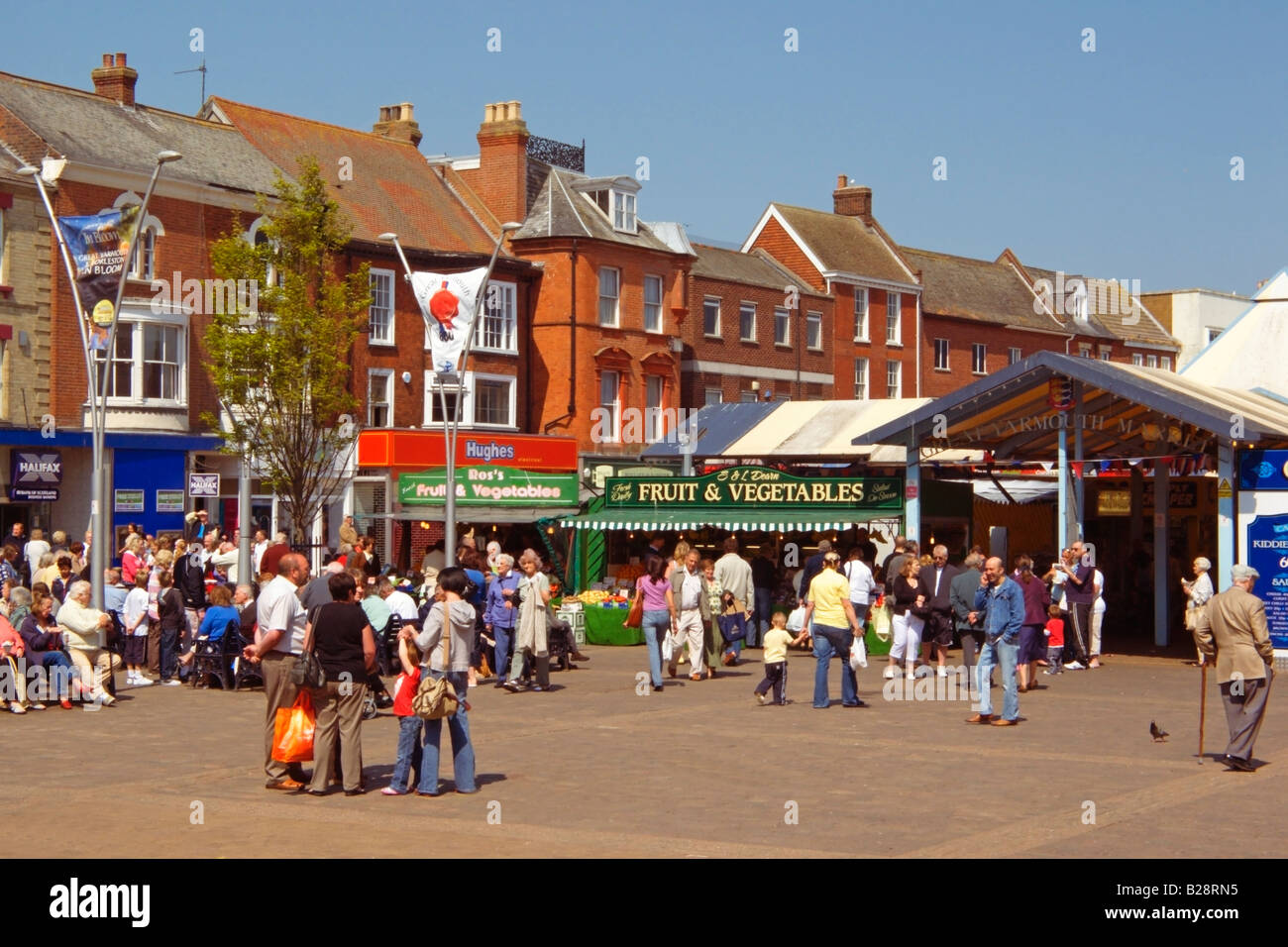 Typische geschäftige Town Center- und Market Square Szene, Great Yarmouth Norfolk, England, Großbritannien Stockfoto