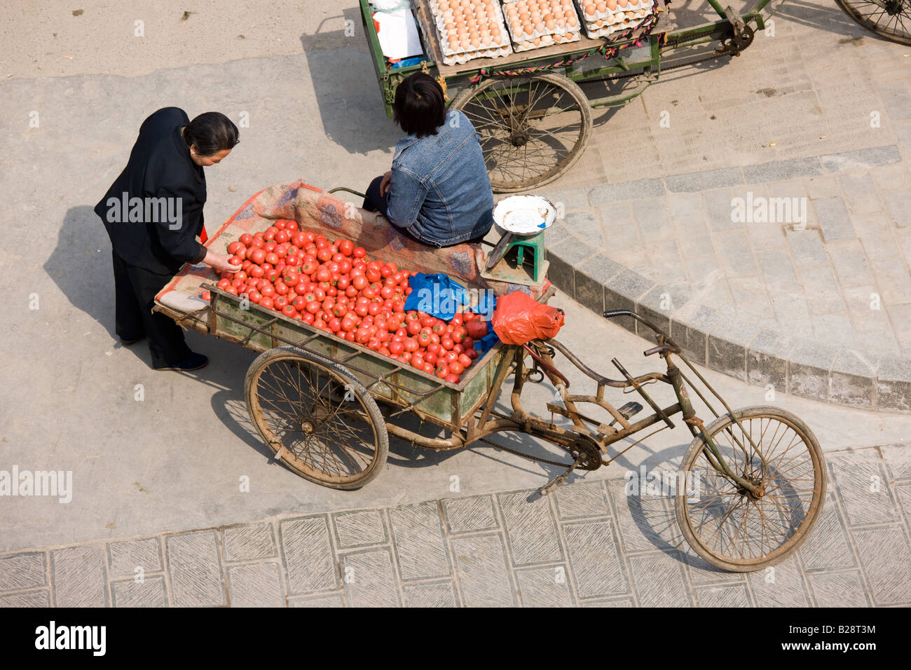 Tomaten und Eiern für den Verkauf von Karren in Straßenmarkt gesehen von der Stadt Mauer Xian China Stockfoto