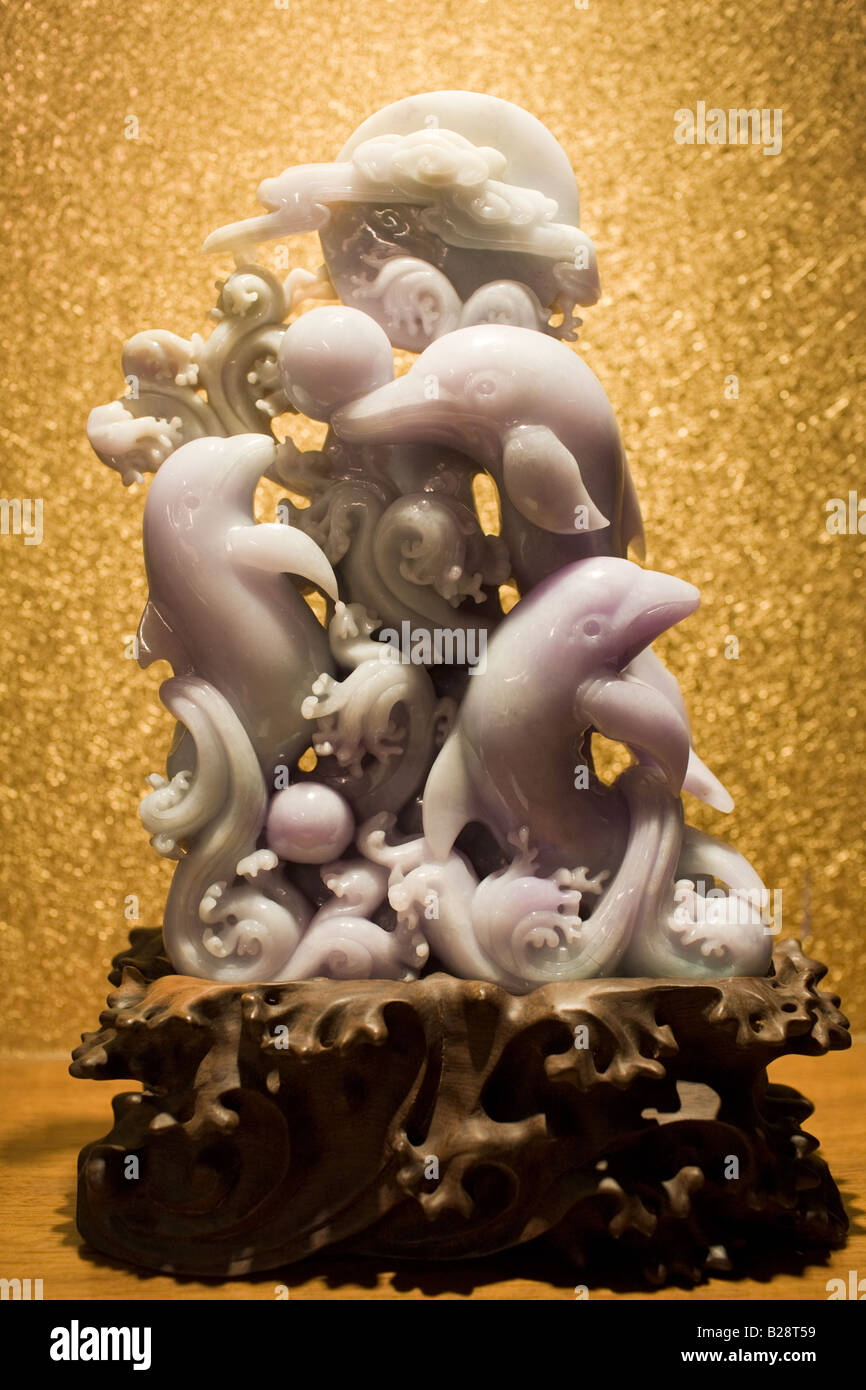 Lavendel jade Delfine Ornament auf dem Display in den Huahui Jade-Fabrik und Showroom Xian China Stockfoto
