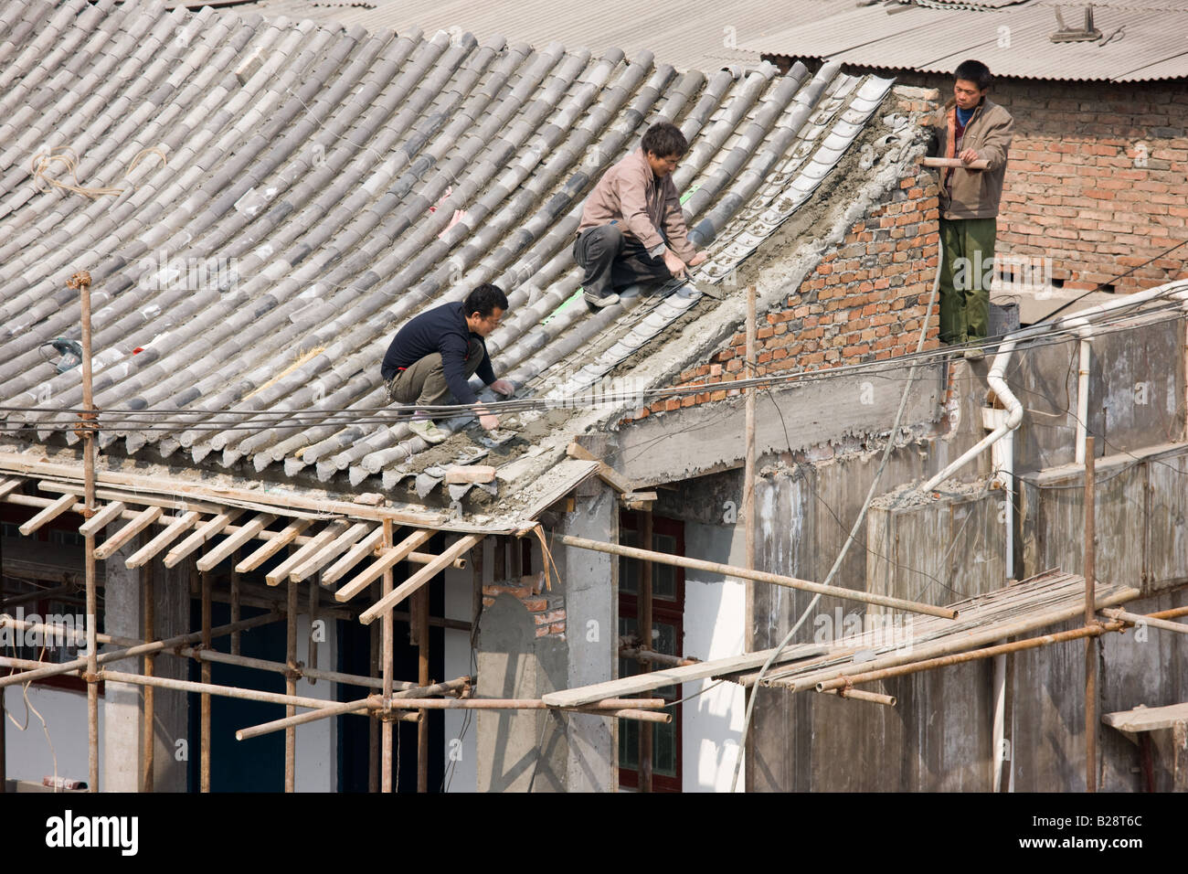 Bauherren und Dachdecker aus The City Wall Xian China betrachtet Stockfoto