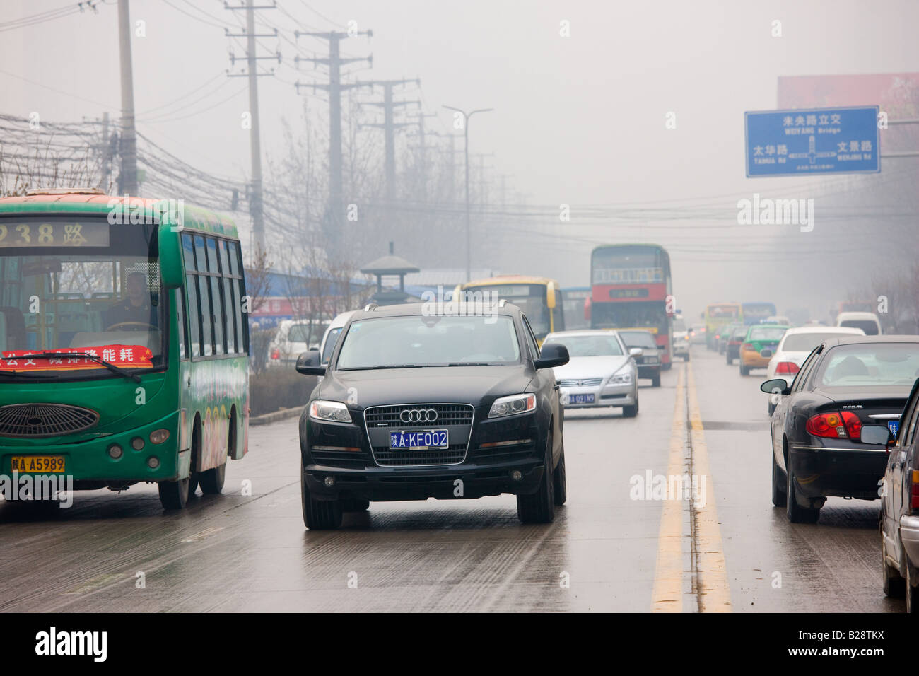 Audi 4 Fahrzeug im Verkehr auf Xian Haupt Straße China importiert Stockfoto