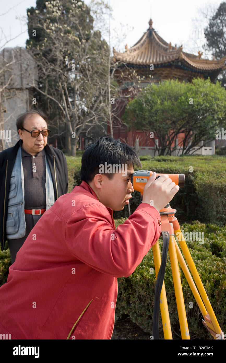 Gutachter bei der Arbeit im Wald von Stone Tablets Xian China Stockfoto