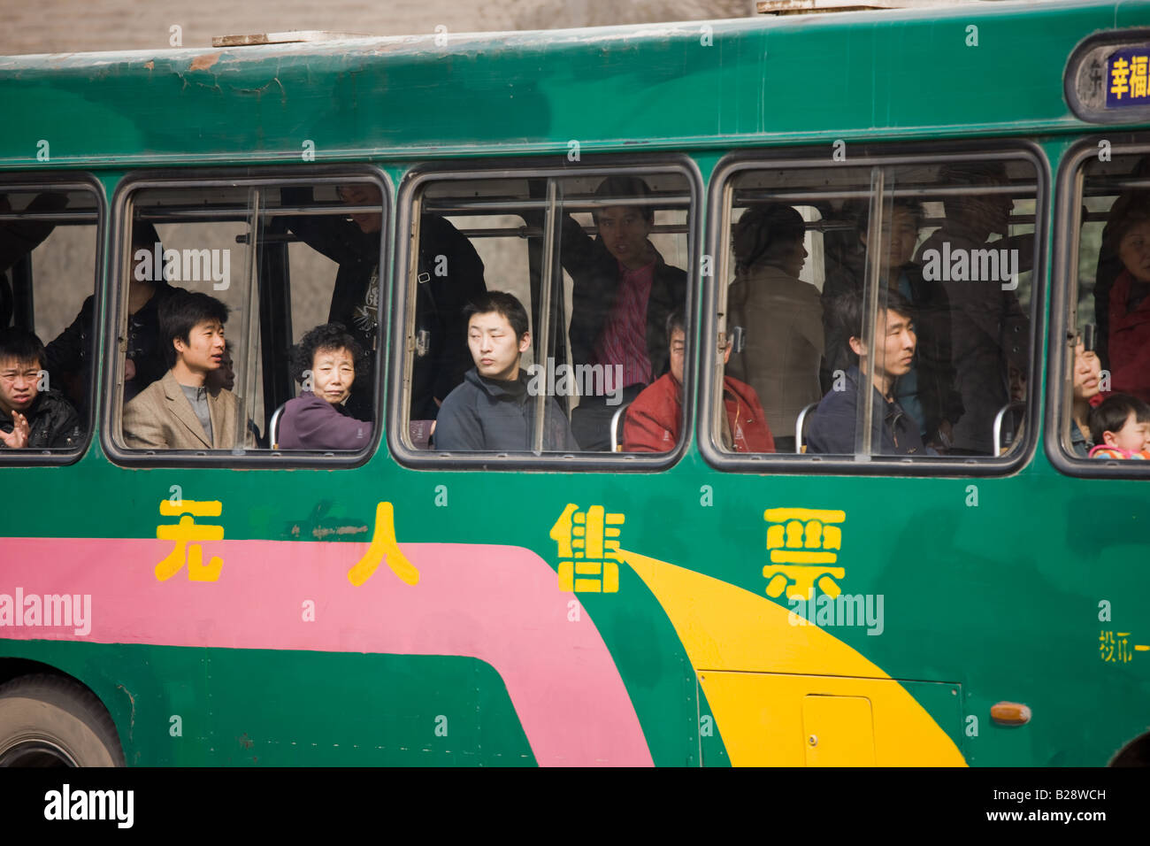 Bus trägt Arbeiter nach Hause in der Rush Hour Stadtzentrum Xian China Stockfoto