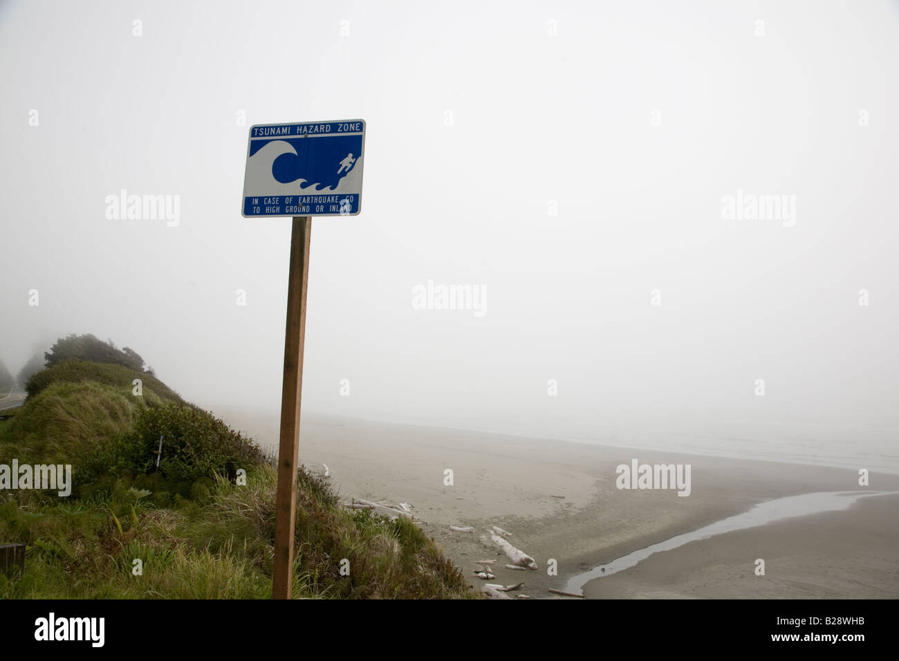 Tsunami Warnung Schild an der Pazifikküste am frühen Morgennebel Stockfoto