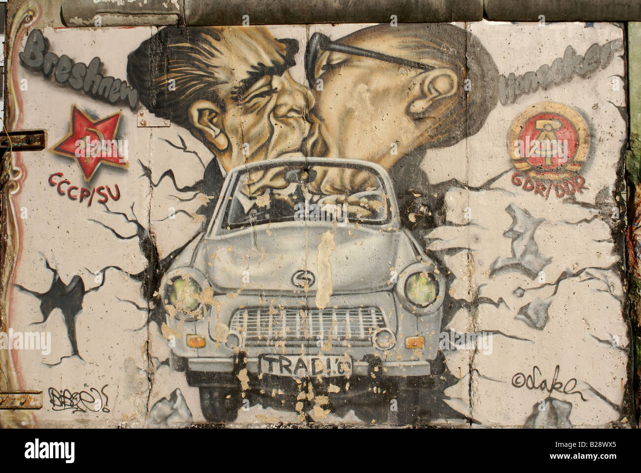 Graffiti auf der Berliner Mauer Darstellung Leonid Brezhnev und Erich Honecker Ausfertigung. Stockfoto