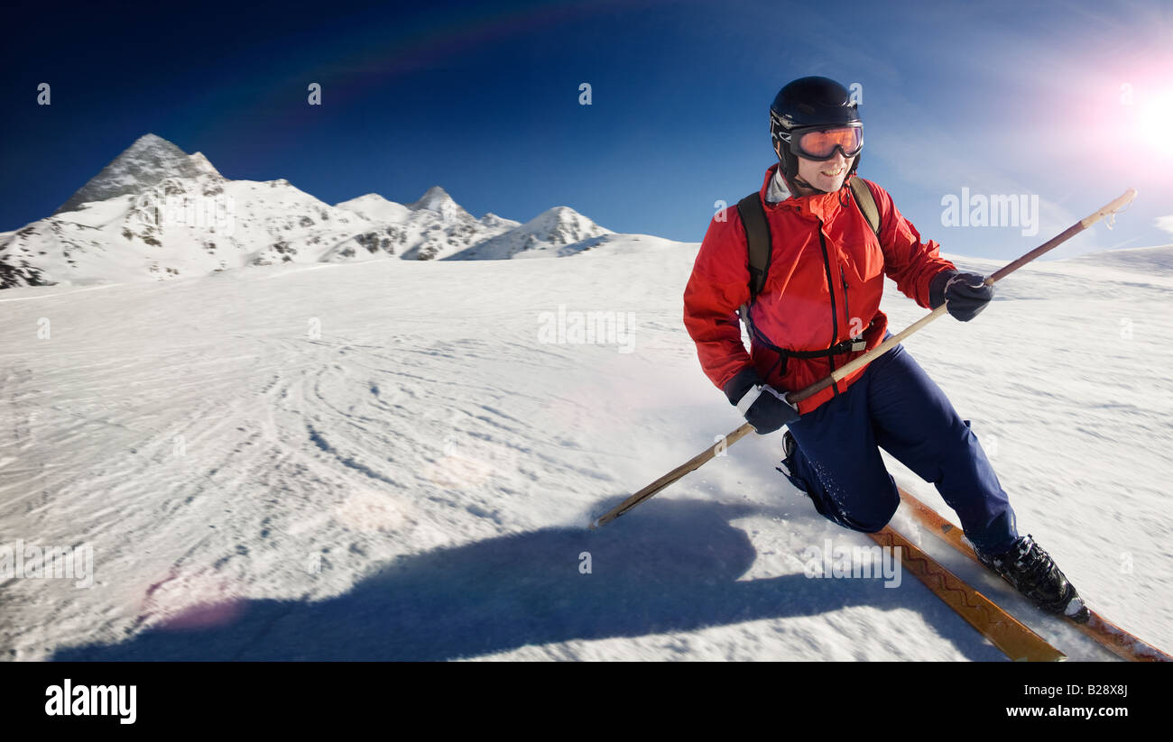 Ein Mann Telemark Skifahren auf den Pisten von Kaltenbach im Zillertal, Österreich, Stockfoto