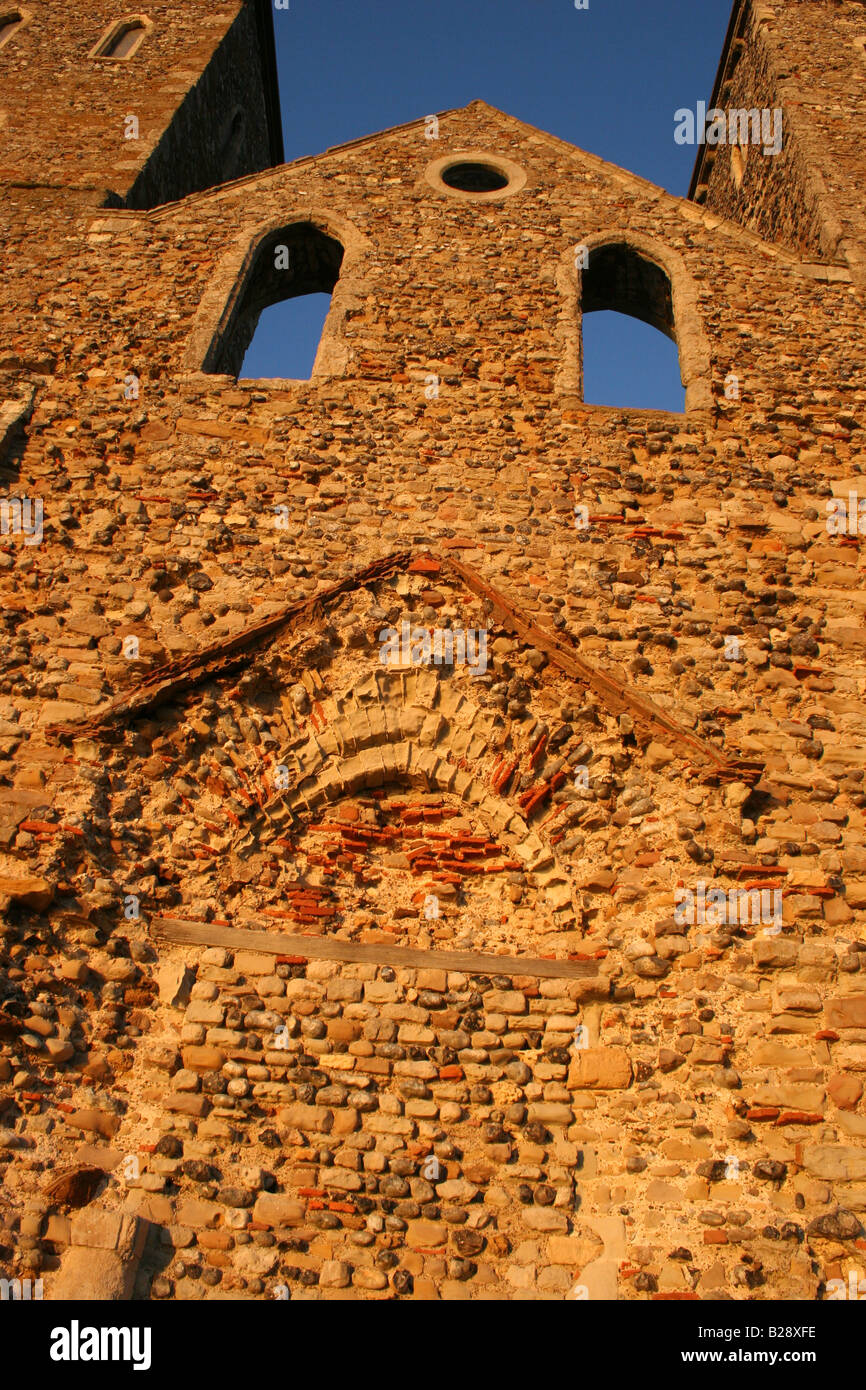 Twin Towers von Reculver Kirche gesehen aus dem Westen. Ein römisches fort Diese Seite umgeben. Reculver, Kent, England Stockfoto