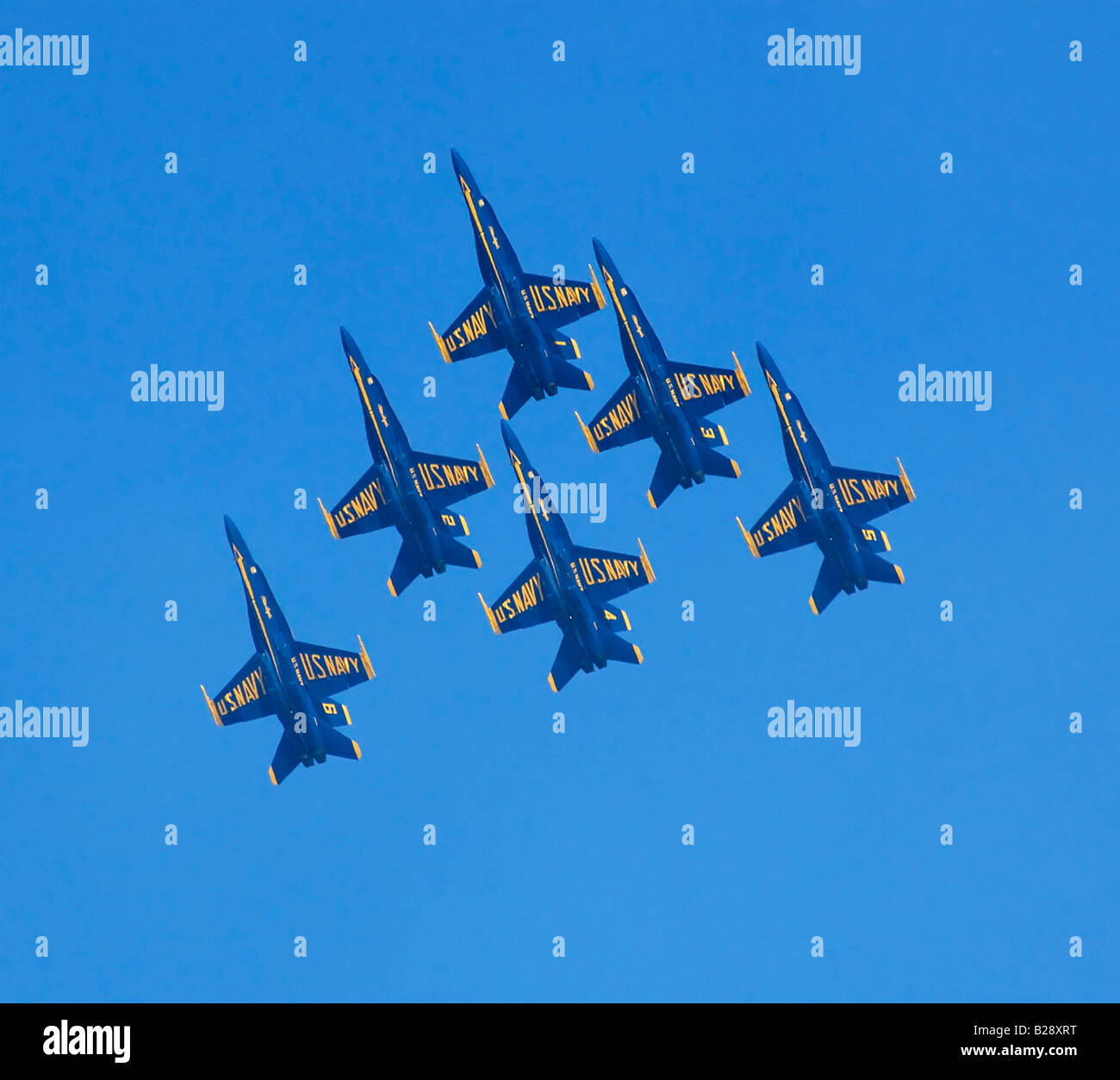 Sechs Flugzeuge der blaue Engel in einer engen Speerspitze Bildung am Fleet Week 2006 in San Francisco Stockfoto