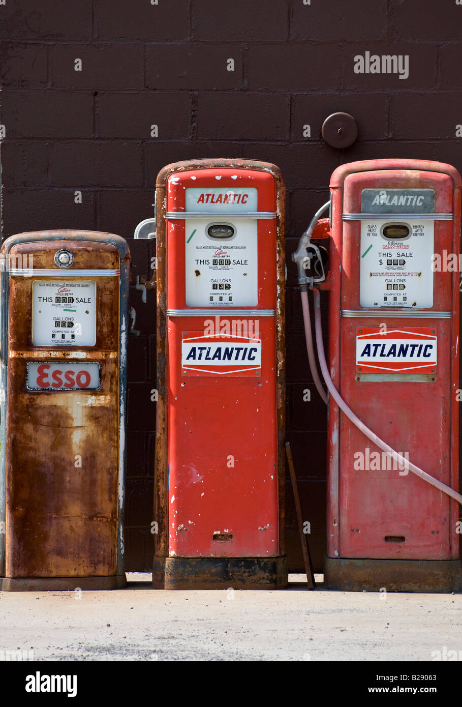 Sammlung von alten Esso und Atlantic Benzin Zapfsäulen, Chatham, New York, USA Stockfoto