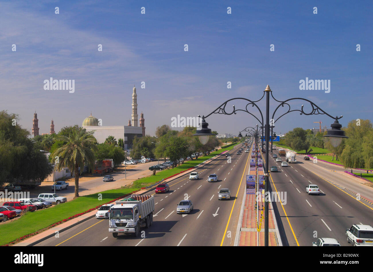 Muscat Oman Route 1 sechs Lane Autobahn nach Westen mit Sultan Qaboos Moschee nach Süden Stockfoto