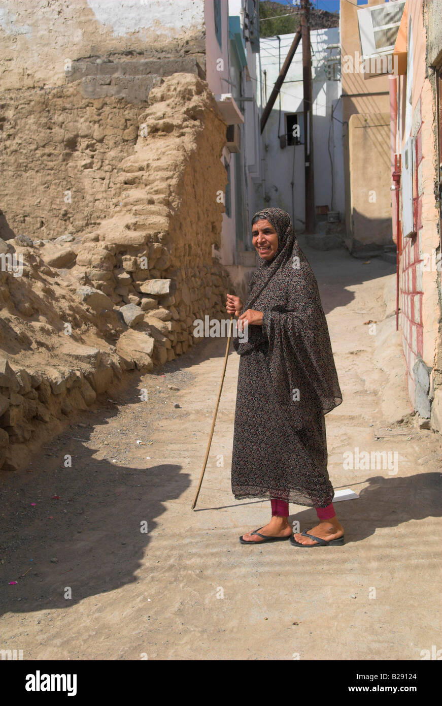 Omanische Frau im Dorf Straße Wadi al Abyad Oman Stockfoto