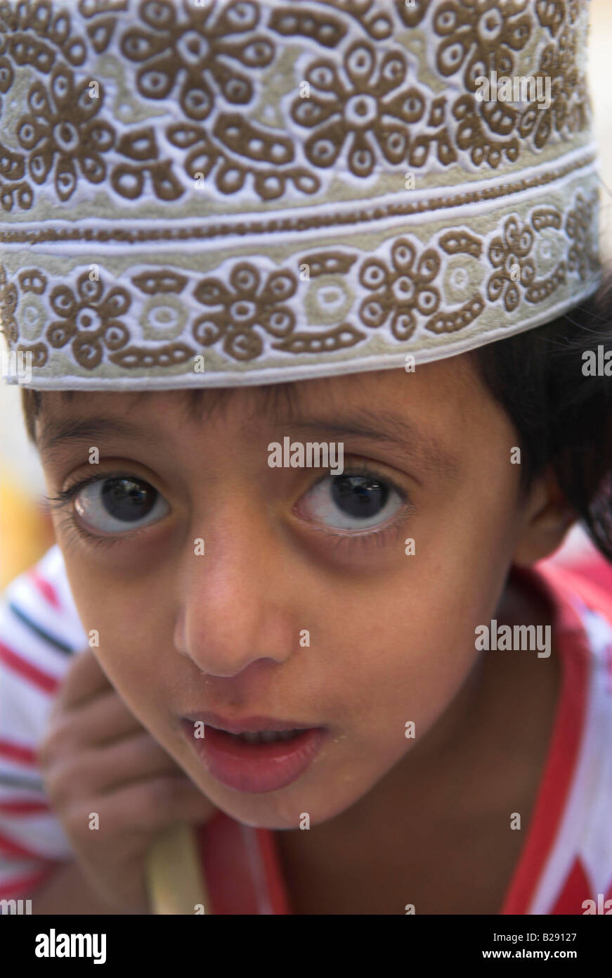 Omanische junge zeigt die traditionellen Kumar oder Kappe Stockfoto