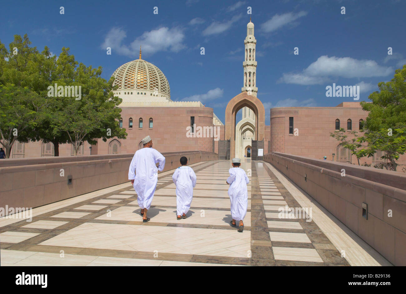 Omanische Vater und Söhne betreten die Sultan Qaboos Grand Moschee Muscat-Oman Stockfoto