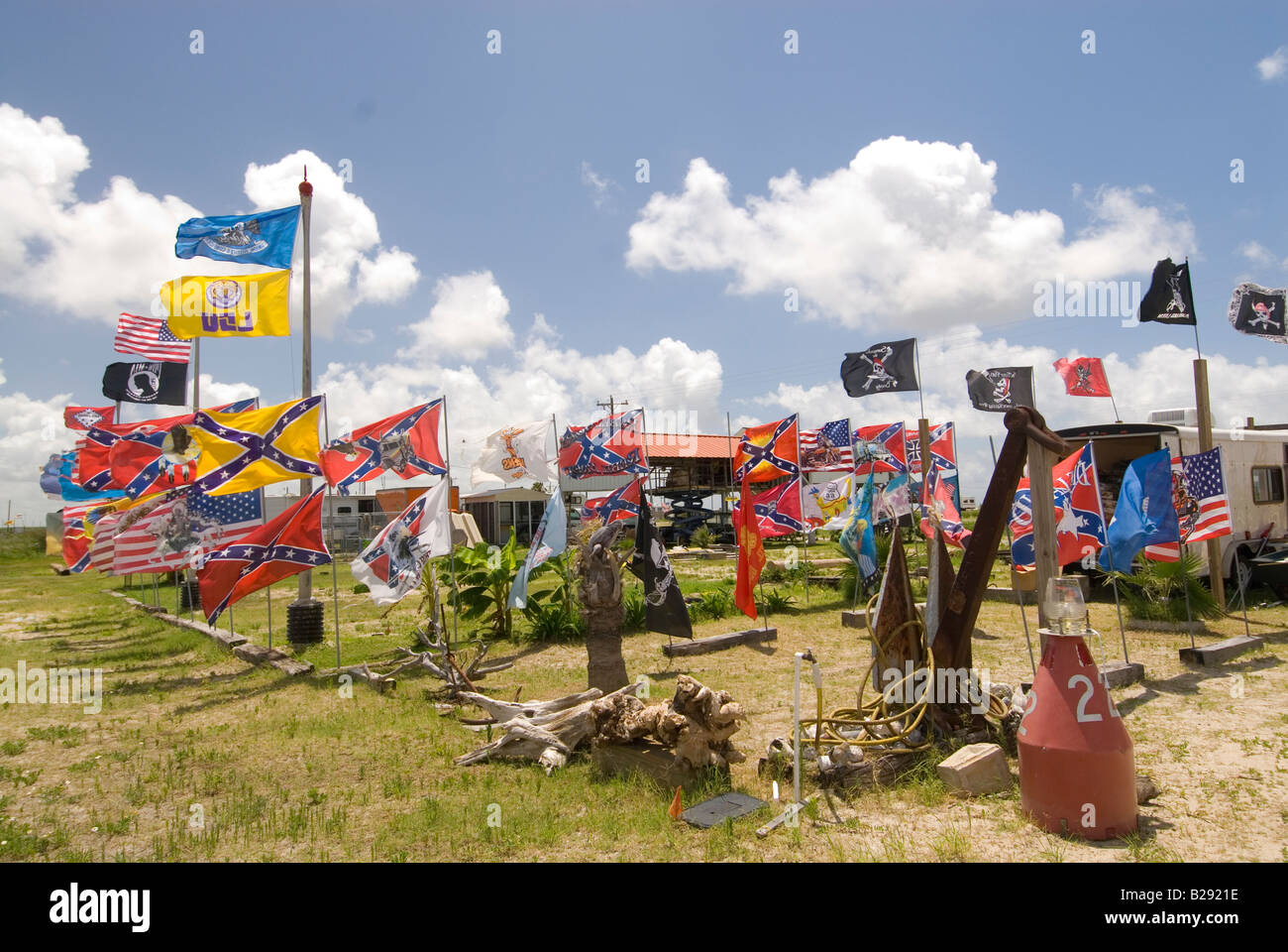 Fahnen für den Verkauf in der Nähe von Holly Beach am Golf von Mexiko, Louisiana Stockfoto