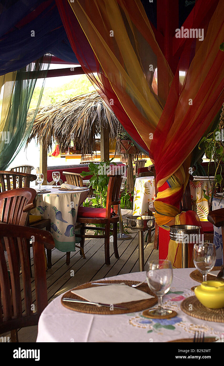 Westindische Inseln N St Barth Restaurant Dekoration Gardine Möbel Stuhl Tisch Stockfoto