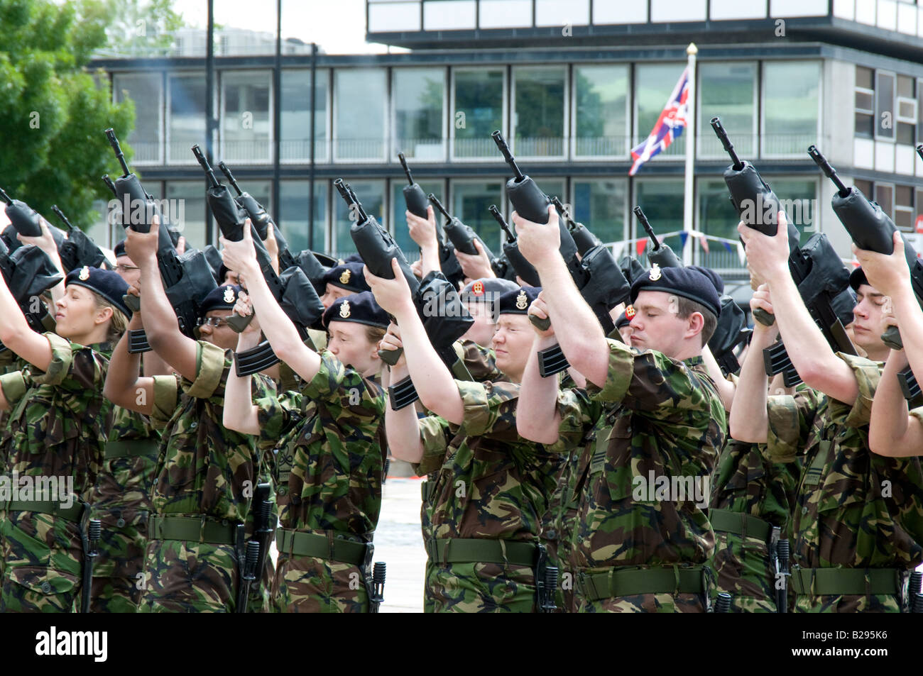 Mitglieder der britischen territoriale Armee auf der Parade wie sie die Freiheit der Stadt Southampton erhalten Stockfoto