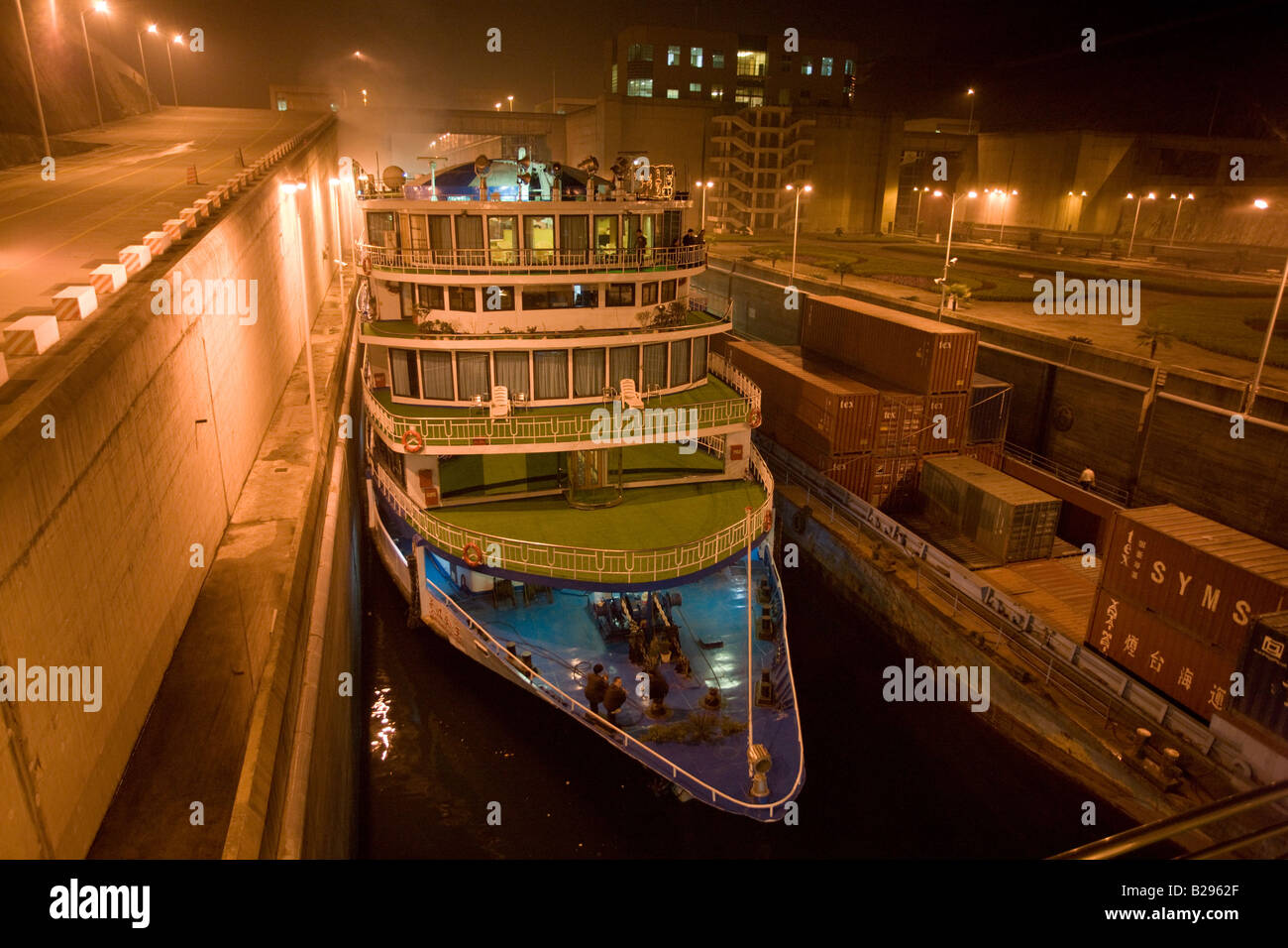 Kreuzfahrtschiff in Schleuse am drei Schluchten Staudamm Jangtse China Stockfoto
