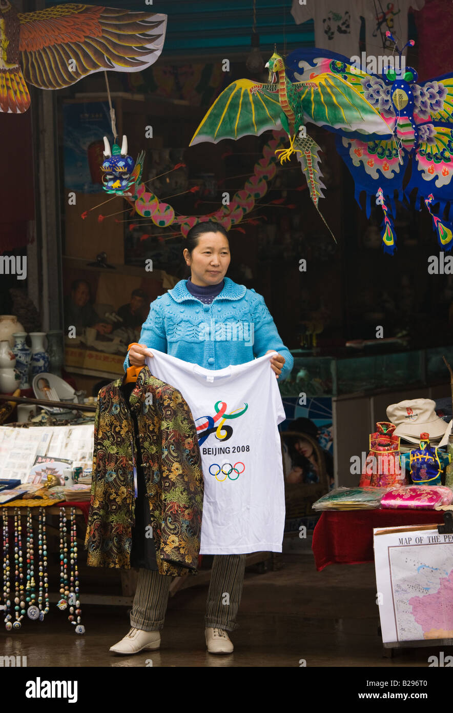 Souvenir-Verkäufer verkauft Beijing Olympische Spiele 2008-t-Shirts und Jacken für Durchreisende in Fengdu China Stockfoto