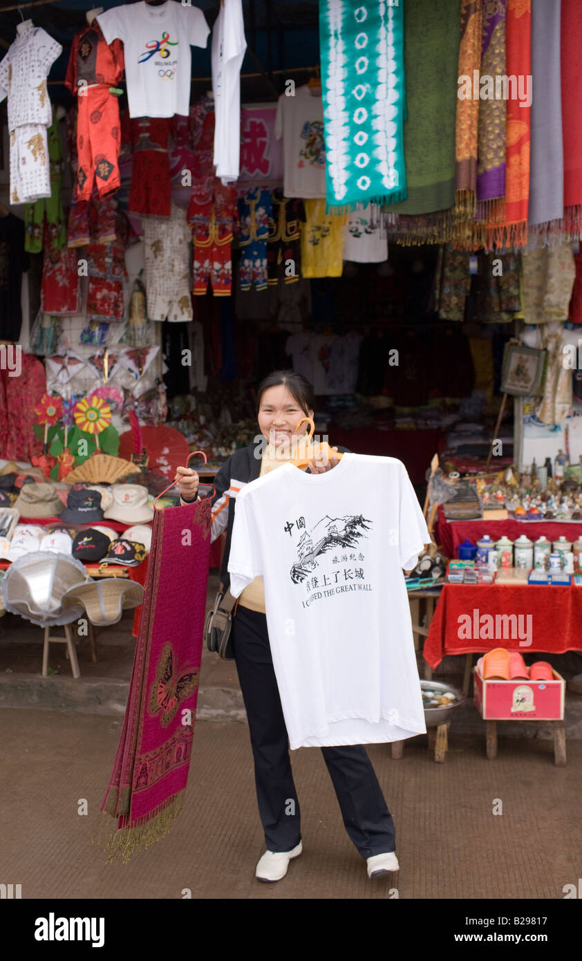 Souvenir-Verkäufer-verkaufen-t-Shirts und Schals, Durchreisende in Fengdu China Stockfoto